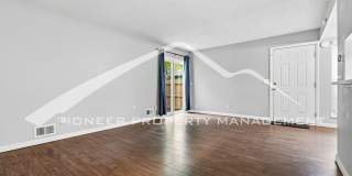 Charming Townhouse with Central AC and Washer/Dryer Gallery 6
