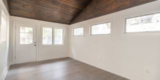 Minutes from Downtown and Blocks from St Edwards - Charming single-story Home Gallery 12
