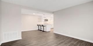 Modern, Tranquil, High-End Apartment in Downtown Downers Grove Gallery 52