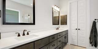 North Loop Area Gem!!! Gallery 15