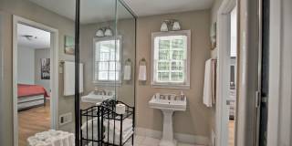 FURNISHED: Modern 6 Bdrm (7 beds) Home with BBQ, Foosball, HotTub & Private Pool - Close To Airport&Downtown Gallery 30