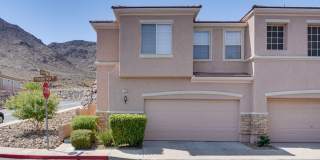 CHARMING 3 BEDROOM TOWN HOME CHARMING 3 BEDROOM TOWN HOME Gallery 1
