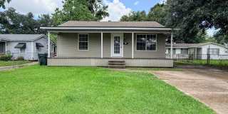 Updated 2 bedroom/1.5 bathroom home in Lake Charles with a large bonus room! Gallery 1