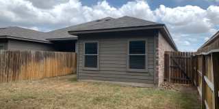 2 Weeks free rent / 3/2/2 Duplex / Walk to Historic Gruene / Fridge / Gas Cooking / Fenced in yard / CISD Gallery 21