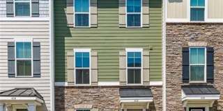 Gorgeous Tri-Level Condo Gallery 1