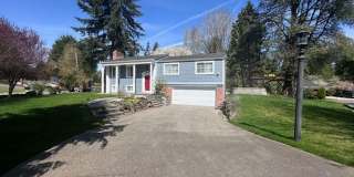 Charming 4 Bedroom Residence with Expansive Yard Gallery 3