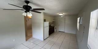 FORT MYERS ** 2 BED-1 BATH UNFURNISHED FIRST FLOOR APARTMENT AVAILABLE FOR A LONG-TERM TENANT ** PET FRIENDLY ** Gallery 4