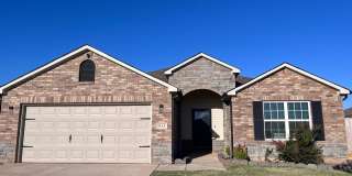 Available now 4 Bed 2 Bath in Mustang! Gallery 1