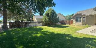 3 Bed 2 Bath Home: Fully Fenced Yard & Convenient Location Gallery 24