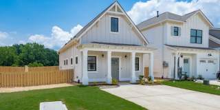 One Bedroom Cottage with Fenced Backyard! Gallery 1