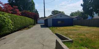 Charming 2-Bedroom Home in West Seattle-Off Street Parking- Large Outdoor Space Gallery 13