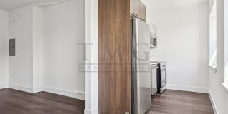 Modern Andersonville Studio with High-End Finishes & Abundant Natural Light! Gallery 6