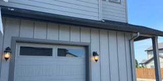 Newer 3 bedroom, 2.5 bath duplex in desirable neighborhood! Gallery 1