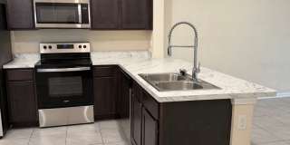 Spacious 2-Bedroom Townhome Near River City Gallery 3