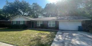 Spacious Living, Modern Updates & Fully Fenced Yard Spacious Living, Modern Updates & Fully Fenced Yard Gallery 1