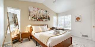 2 BDR Gorgeous Updated Townhome with Huge Garden Gallery 16