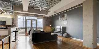 Beautiful and Spacious Loft-Style Condo 1 Bed/1.5 Bath Near Ballpark Gallery 4