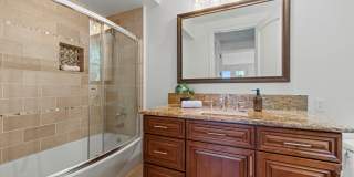 5011 Hayvenhurst Avenue Gallery 34