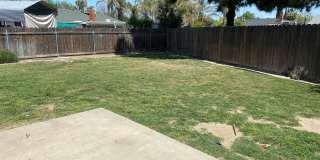 Spacious home in Northeast Hanford, central air, quiet cul-de-sac lot! Gallery 10