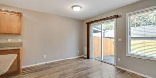 Stunning townhouse in Canby- 3 bed / 2.5 bath , garage, AC Gallery 6