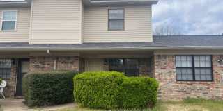 This well-maintained 2-bedroom, 1.5-bath home in Russellville, AR Gallery 1