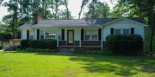 3 Bedroom, 2 Bath house with fenced yard! Gallery 1