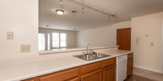 Walk to UC & UC Medical | 1BR/2BR Apartments Gallery 25