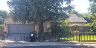 Charming 3 bedroom Duplex Close to Doctors Hospital Gallery 1