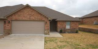 Beautiful 3 Bedroom 2 Bathroom Townhouse in South Tyler! Now offering 1/2 OFF FIRST FULL MONTHS RENT! Gallery 1