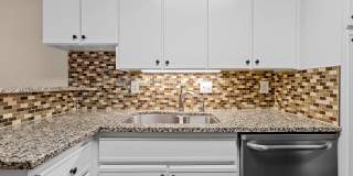 Gorgeous 2 bedroom home- Move-In Ready Condo in Parkview. Minutes to Downtown Greenville & the New Harris Teeter Shopping Hub! Gallery 10