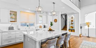 Gorgeous 3 bed 3.5 bathroom home available month to month in the highly desired city of Corona Del Mar. Gallery 16