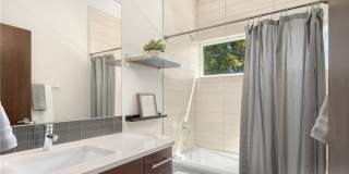 3bd/2.5ba Seattle Home Gallery 17