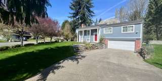 Charming 4 Bedroom Residence with Expansive Yard Gallery 4