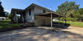 Charming 3BR/1BA Cottage with Spacious Yard Gallery 1