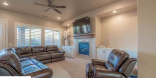Stunning 2 Bedroom Fully Furnished Home. Community Pool & Mini Golf! Gallery 21