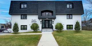 Modern, Tranquil, High-End Apartment in Downtown Downers Grove Gallery 1