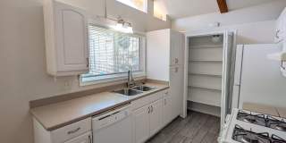 Emerald Hills Home with Garage Gallery 4