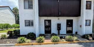 LEASE PENDING Annual/Seasonal turnkey furnished 2/2 end townhome in waterfront community by Siesta Key! Gallery 1