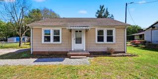 Charming 2BR Ranch with Spacious Yard & Ample Parking Gallery 1