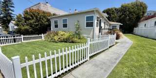 Large Private Yard, New Flooring & Free Laundry in Renovated 1BD Gallery 1