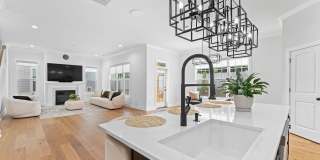 Room in 4 Bedroom Home at Kings Lake Way Gallery 1