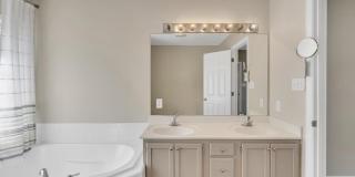 Spacious 4BR/2.5 Bath in the Jacksonville Commons Area Gallery 16