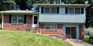 Great 3 Bedroom Mid-Centrury Split Level Home With a Retro Feel!! Gallery 1