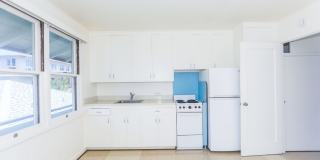 Waiola - upstairs 1 bedroom with 1 parking - window air conditioner in bedroom.. Gallery 7