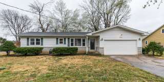 SOUTH SPRINGFIELD HOME (Kickapoo and Cherokee Schools) -- 3 Bed | 1.5 Bath | 2 Car Garage -- LARGE Backyard Gallery 1