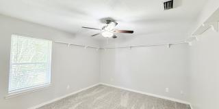 Spacious 3-Bedroom Home - Acre Lot Gallery 13