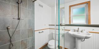 Spacious 3 Bed, 3 Bath Gallery 24