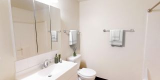 Immaculate 2 bedroom with air conditioning and washer/dryer included!! Gallery 8