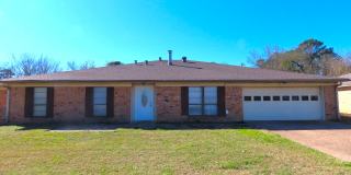 South Tyler! 3 Bedroom, 2 Bath Duplex w/Garage Gallery 1