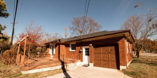 Charming Old Hickory Cottage with Vintage Character Gallery 1